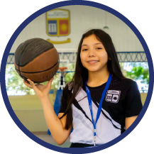 Niña estudiante sosteniendo una pelota